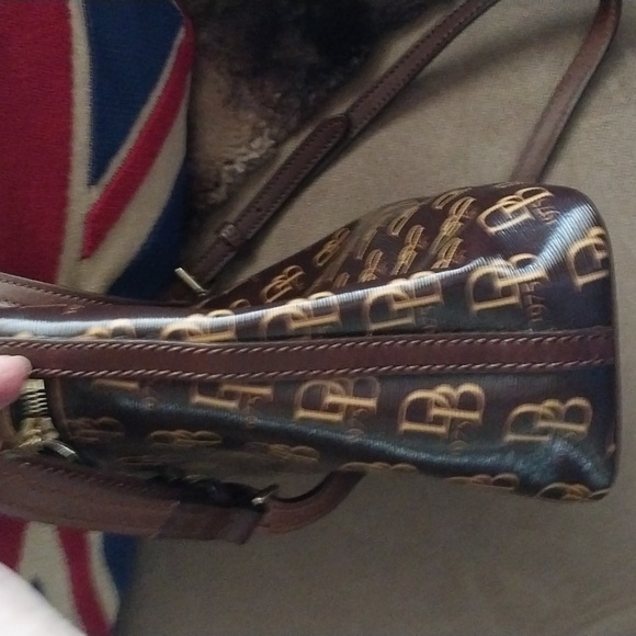 Dooney logo coated cotton shoulder bag never used. Extra long adj.strap. Rich - Picture 4 of 8